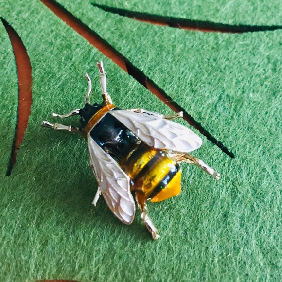 ‼️high quality enamel bee pin like Riverdale - Picture 2 of 8